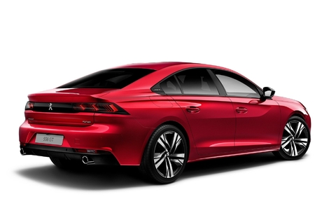 Épaule marquée, chute de pavillon prononcée, bandeau noir reliant les feux arrière, voici ce qui caractérise la 508 vue de 3/4 arrière.