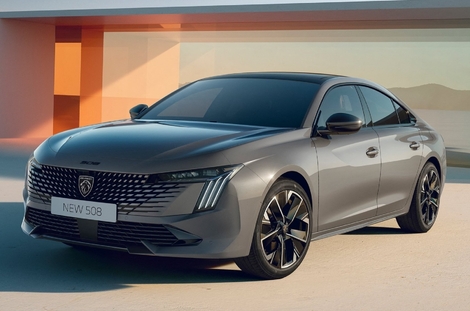 Gros travail de la part des designers puisque la face avant est méconnaissable sans que les ailes ni le capot ne soient modifiés.