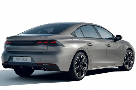 Au contraire de la partie avant, il faut un œil exercé pour discerner les différences. Indice : elles se concentrent au niveau du bandeau noir.