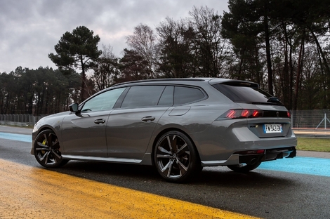 Peugeot soigne le style de son break dans les moindres détails, comme en attestent ces rails de toit très fins.