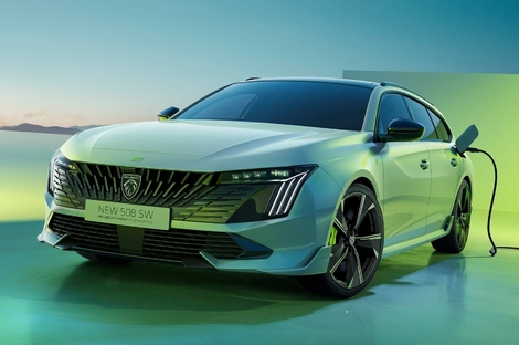 Le break profite des mêmes évolutions que la berline et la calandre devient noire sur cette variante PSE.