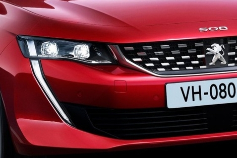 Les crocs lumineux sont clairement sa marque de fabrique. Toutefois, la finesse des optiques et de la calandre participe à la prestance de l’auto. Notez le logo « 508 » comme une certaine 504.