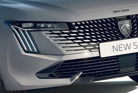 La calandre disparaît presque pour se fondre dans le bouclier, qui évolue en partie basse, tandis que la signature lumineuse se scinde en trois « griffes ». La typographie « 508 » change également.