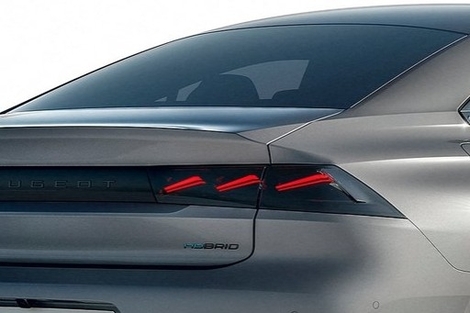 Direction opposée et graphisme simplifié ensuite, notez également l’abandon du logo au profit d’un lettrage.