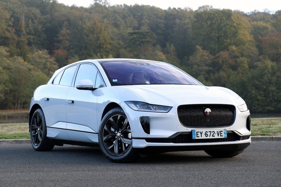 S8-essai-video-jaguar-i-pace-sus-a-tesla-569880.jpg