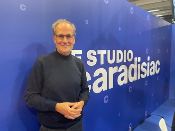 Serge Gachot sur le stand Caradisiac au Mondial 2024