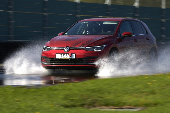 Les pneumatiques dits de seconde ligne (Uniroyal, Sava, Norauto...) peuvent être une solution pour faire des économies, contrairement aux pneus dits " premier prix " ou " budget ".