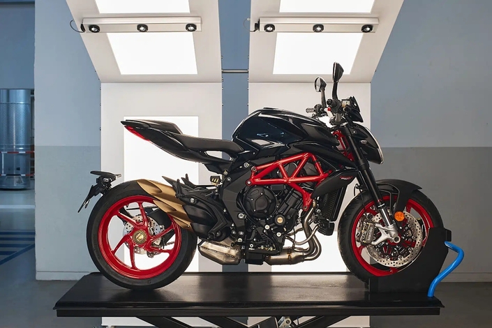 MV Agusta Brutale 800 Nero Carbonio : un robe inédite pour le roadster italien