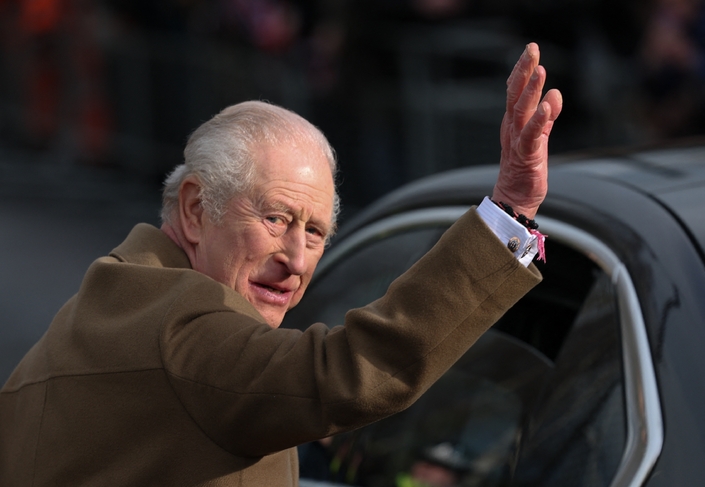 9 Février, dans le Lancashire. Charles III adresse un salut lointain à la foule et une fin de non-recevoir à l'habitant qui l'interpelle sur sa connaissance des liens entre l'ex-prince Andrew et Jeffrey Epstein - Crédit Maxppp
