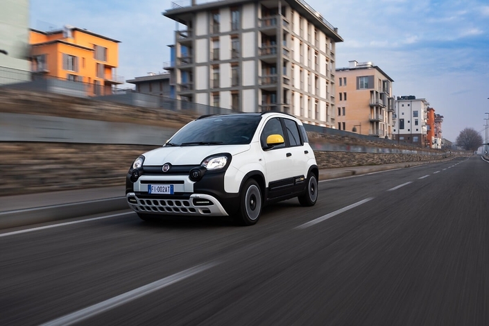 Le moteur Firefly alimente actuellement les Fiat Pandina (photo) et 500 Hybrid dans sa version 1.0 litre. Stellantis rappelle qu’en janvier dernier il a annoncé un nouvel investissement permettant d’assurer sa conformité avec la prochaine norme d’émissions Euro 7 et prolonger son cycle de vie au-delà de 2030.