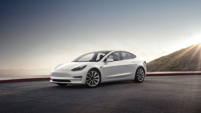 Tesla dévoile la Model 3 de série, 350 km d'autonomie en version de base