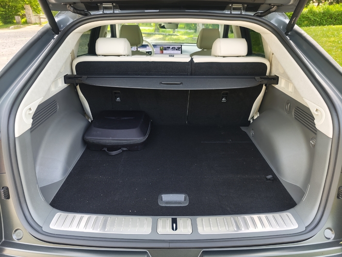 Le volume de coffre oscille entre 432 litres sous tablette, 680 litres sous pavillon et 1 460 litres banquette rabattue. C’est moyen, sans plus. Le frunk de 53 litres, lui, est bienvenu.