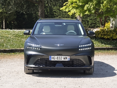 La face avant est assez lisse, mais d’aspect musclé. Les optiques sur deux lignes sont une signature de Genesis.