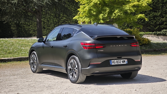 Essai Genesis GV60 : a-t-il la moindre chance face aux stars allemandes Audi Q4 e-Tron Sportback et BMW iX2 ?