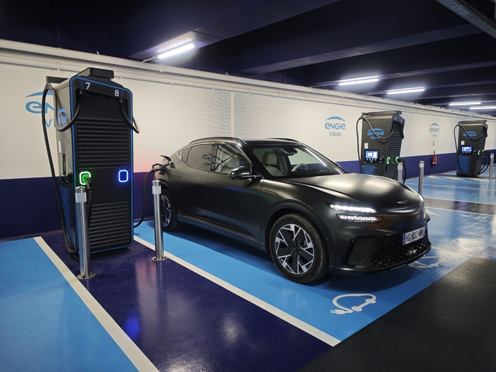 La plateforme E-GMP du groupe Hyundai/Kia permet de recharger à 260 kW en pic sur borne rapide. Nous avons constaté une puissance de 205 kW à 50 % de charge, et encore 80 kW à 80 %. En courant alternatif, c’est 11 kW pour le chargeur embarqué.