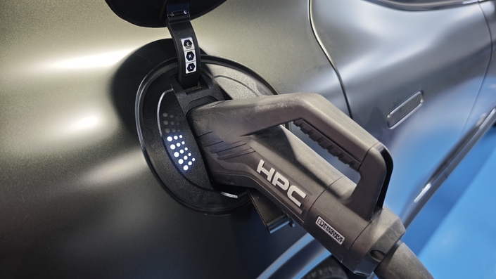 Essai Genesis GV60 : a-t-il la moindre chance face aux stars allemandes Audi Q4 e-Tron Sportback et BMW iX2 ?