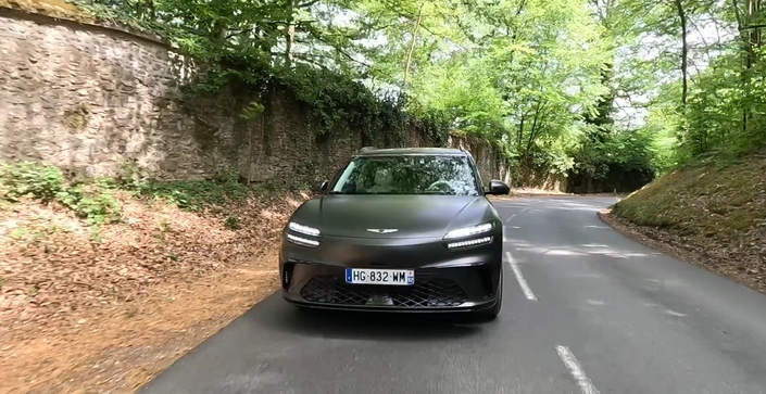 Essai Genesis GV60 : a-t-il la moindre chance face aux stars allemandes Audi Q4 e-Tron Sportback et BMW iX2 ?