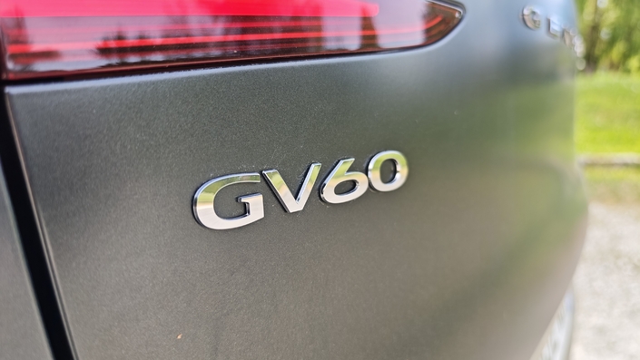 Essai Genesis GV60 : a-t-il la moindre chance face aux stars allemandes Audi Q4 e-Tron Sportback et BMW iX2 ?