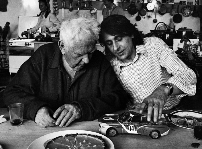 Alexander Calder en compagnie de Hervé Poulain lors de la gestation de la BMW 3.0 CSL.