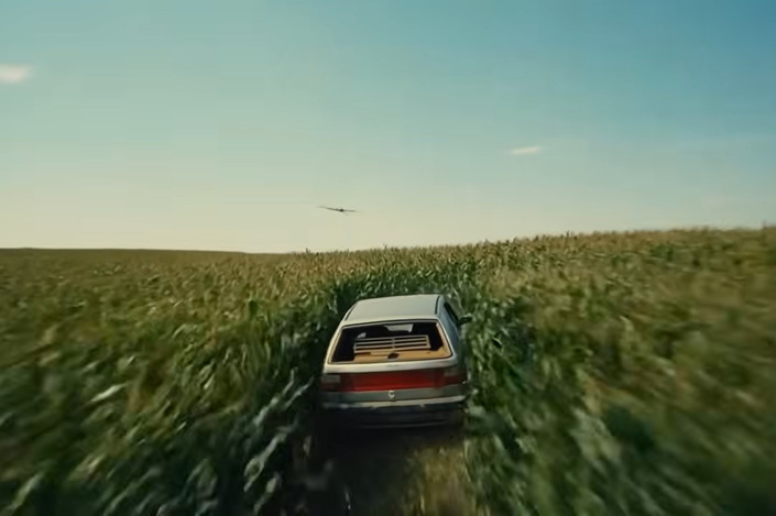 Cette image fait-elle écho à la Citroën BX rouge dans le film Opération Corned Beef quelques instants avant qu’elle n’explose ?
