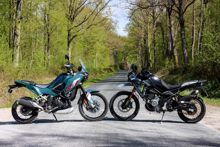 La nouvelle Kawasaki KLE 500 peut-elle battre la CF Moto 450 MT ?