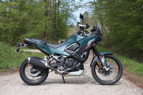 La nouvelle Kawasaki KLE 500 peut-elle battre la CF Moto 450 MT ?