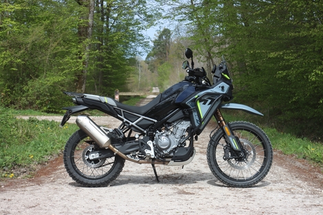 La nouvelle Kawasaki KLE 500 peut-elle battre la CF Moto 450 MT ?