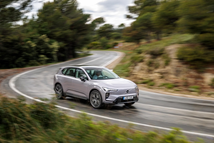 Plus luxueux qu’une Tesla, moins cher qu’une Mercedes: le Volvo EX60 est-il le compromis parfait ?