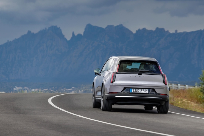 La version P6, équipée du petit moteur (374 ch) et de la petite batterie (80 kWh), se place comme le meilleur compromis entre efficience et prix.
