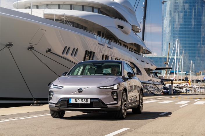 L'EX60 mesure 4, 80 m. Il se positionne sur le marché des SUV premium électriques face aux Mercedes GLC et BMW iX3.