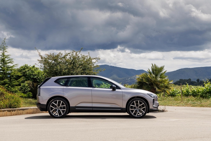 Plus luxueux qu’une Tesla, moins cher qu’une Mercedes: le Volvo EX60 est-il le compromis parfait ?