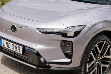 Le design est harmonisé avec le reste de la gamme électrique de Volvo avec en commun cette signature lumineuse.