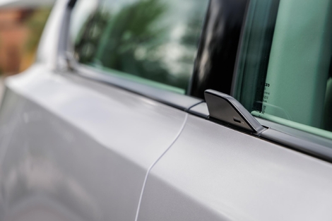 La poignée, en forme d'aileron, déverouille électriquement la porte et favorise l'éaerodynamisme,