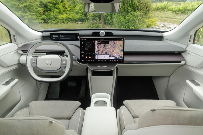 Ambiance scandinave à bord. Les matériaux en grande partie recyclés sont chaleureux et valorisants. Volvo a regroupé toutes les commandes dans l'écran centrale et sur le volant, parfois au détriment de l'ergonomie.