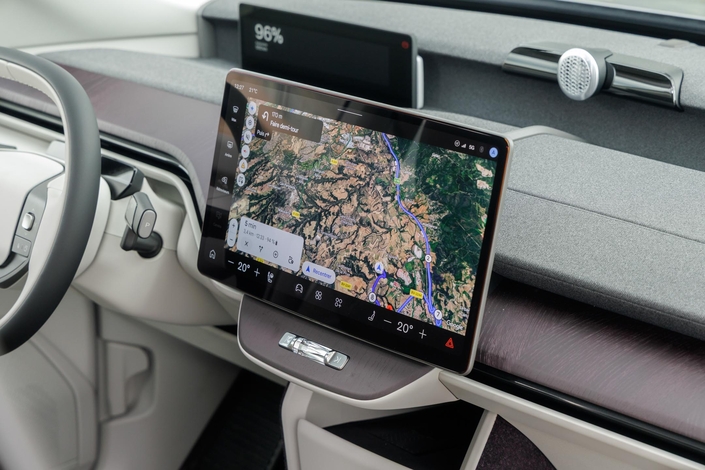 Plus luxueux qu’une Tesla, moins cher qu’une Mercedes: le Volvo EX60 est-il le compromis parfait ?
