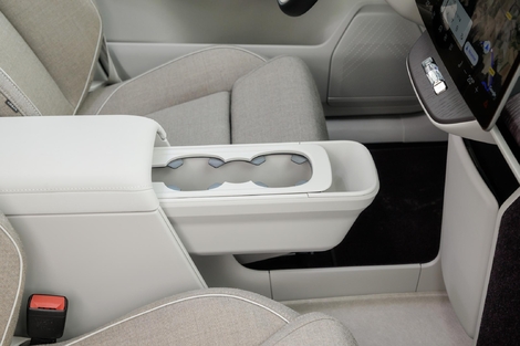 Volvo propose des astuces rangement comme ce porte-gobelet coulissant ou cette boîte à gants verticale.