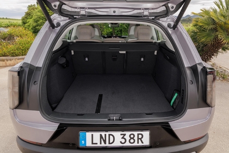 Le coffre est dans la moyenne de la catégorie avec 523 litres dont 63 litres sous le plancher. 