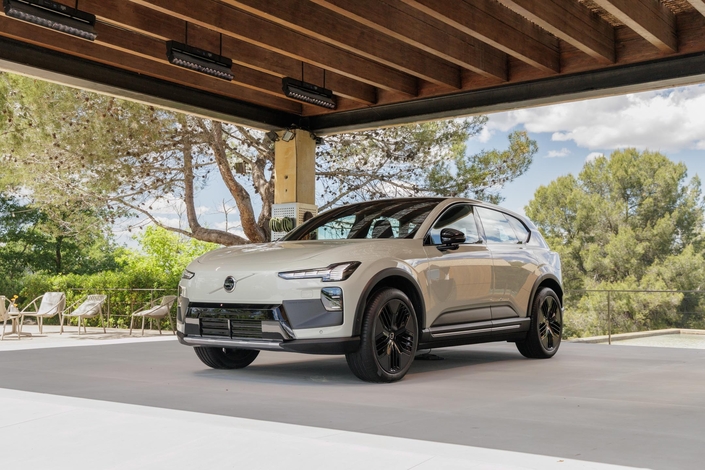 Le dérivé Cross Country au design plus baroudeur est proposé en version P10, équipée d'une transmission intégrale, d'un moteur de 510 ch et d'une batterie de 95 kWh. Elle ajoute une suspension pneumatique. Prix de départ : 72 500 €.