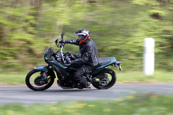 La nouvelle Kawasaki KLE 500 peut-elle battre la CF Moto 450 MT ?