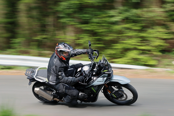 La nouvelle Kawasaki KLE 500 peut-elle battre la CF Moto 450 MT ?