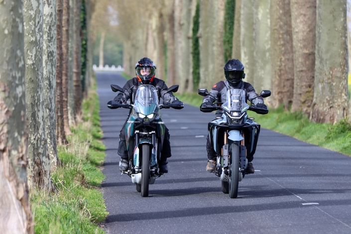 La nouvelle Kawasaki KLE 500 peut-elle battre la CF Moto 450 MT ?