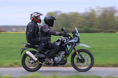 La nouvelle Kawasaki KLE 500 peut-elle battre la CF Moto 450 MT ?