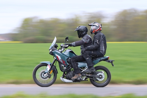 La nouvelle Kawasaki KLE 500 peut-elle battre la CF Moto 450 MT ?