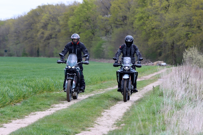 La nouvelle Kawasaki KLE 500 peut-elle battre la CF Moto 450 MT ?