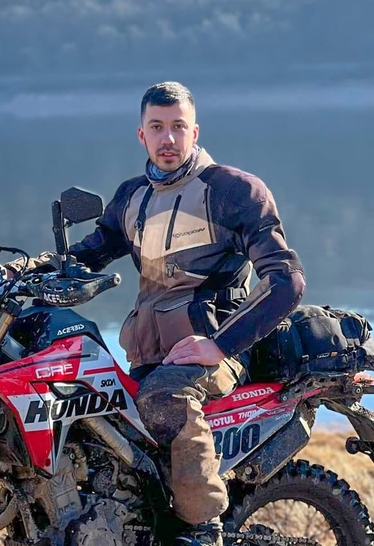 Quand Jordan ne voyage pas aux confins de l’Europe sur sa Transalp, il roule dans la boue des forêts franciliennes ou morvandiaudes au guidon de sa Honda 300 CRFL. Vous pouvez d’ailleurs le suivre sur Instagram : @jojo_la_baroud. Il nous avait donné son avis sur la Kove 450 Rally, nous l’avons emmené sur sur cet essai.