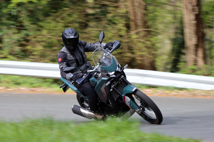 La nouvelle Kawasaki KLE 500 peut-elle battre la CF Moto 450 MT ?