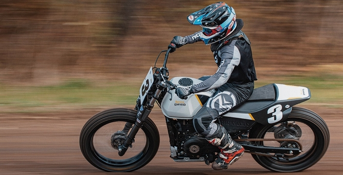 Les pistes de Flat Track tournent dans le sens inverse des aiguilles d'une montre et ici pas de freinage, tout se fait en glisse.