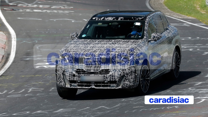 Les essais se poursuivent pour le futur BMW iX5. Ce modèle devrait être dévoilé avant la fin de cette année et sa commercialisation devrait démarrer dans le courant de l’année 2027. Le nouveau BMW X5 thermique devrait le précéder de quelques semaines.