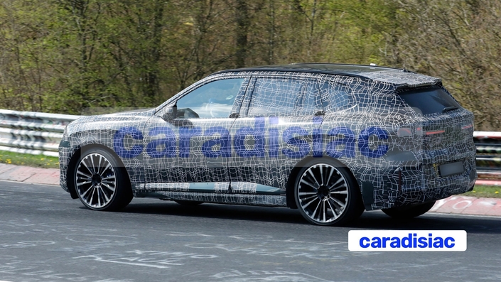 Testant ses performances sur le circuit du Nürburgring, le prototype du futur BMW iX5 laisse découvrir quelques éléments un peu moins camouflés qu’auparavant, mais il faudra encore attendre pour le voir retirer son camouflage et connaître toutes ses caractéristiques techniques.
