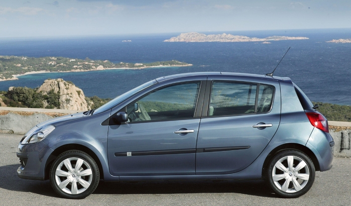 La Renault Clio 2.0 140 ch, contrairement à sa rivale, existe en plusieurs finitions et en 3 ou 5 portes. Ne vous fiez pas aux apparences, elle est aussi rapide que la Fiesta ST.